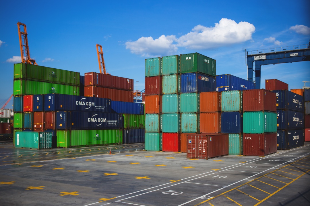 https://www.rakresourcesgroup.com/wp-content/uploads/2020/07/steel-container-on-container-dock-122164-1.jpg