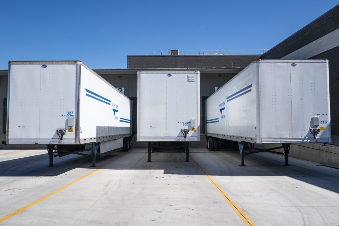 https://www.rakresourcesgroup.com/wp-content/uploads/2020/07/three-white-enclosed-trailers-1267325-1.jpg